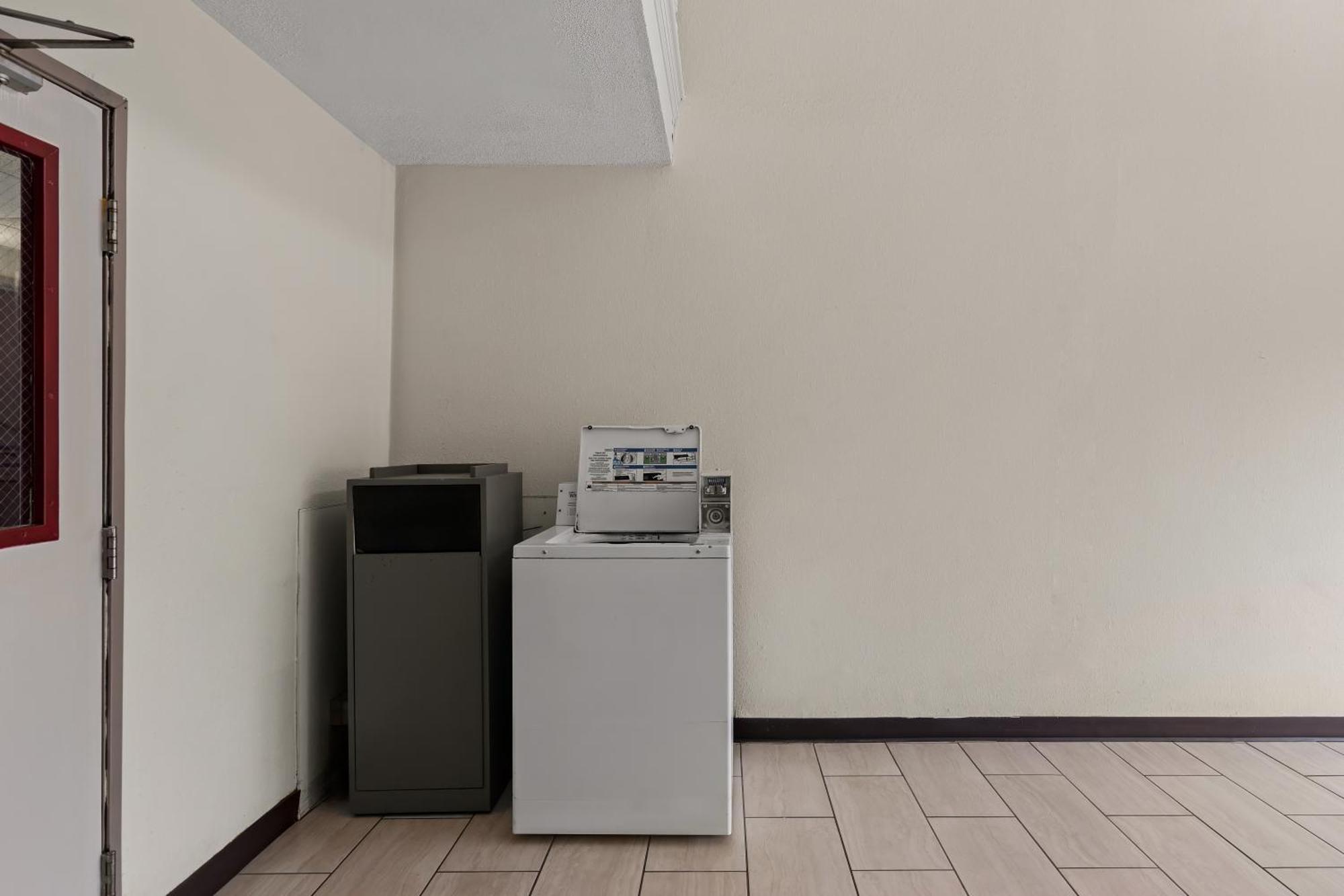 Red Lion Inn & Suites Caseyville Экстерьер фото