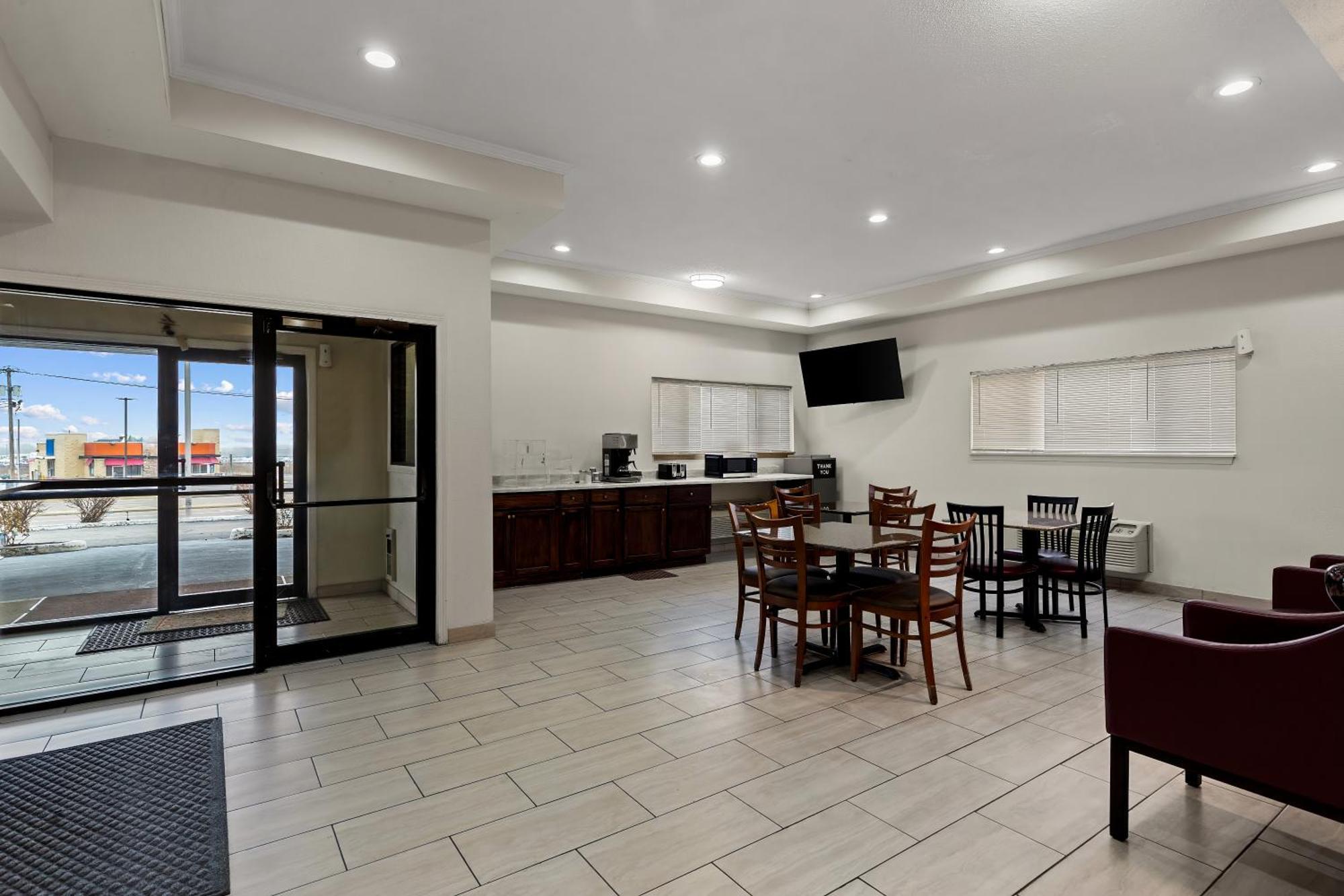 Red Lion Inn & Suites Caseyville Экстерьер фото