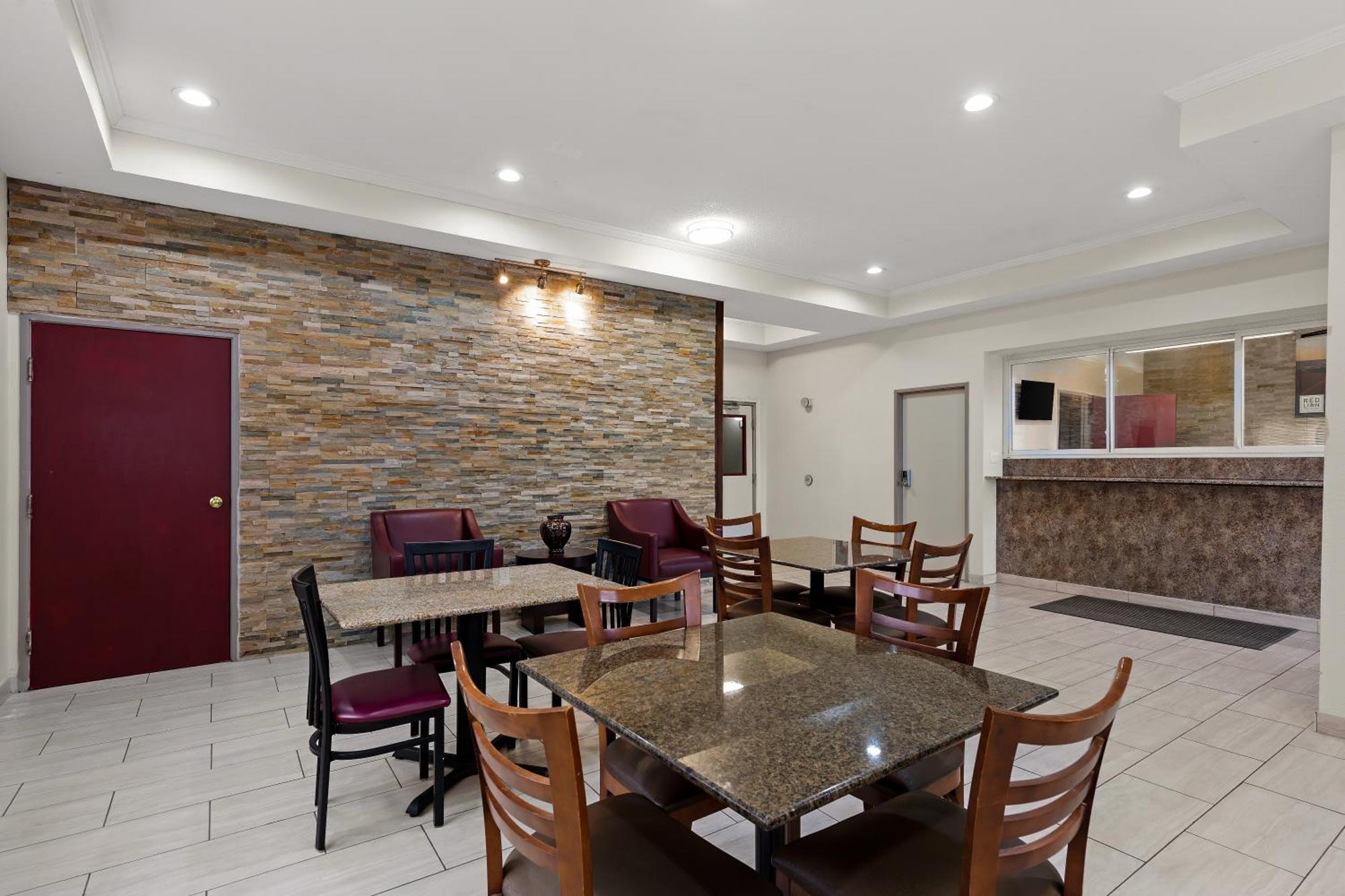 Red Lion Inn & Suites Caseyville Экстерьер фото