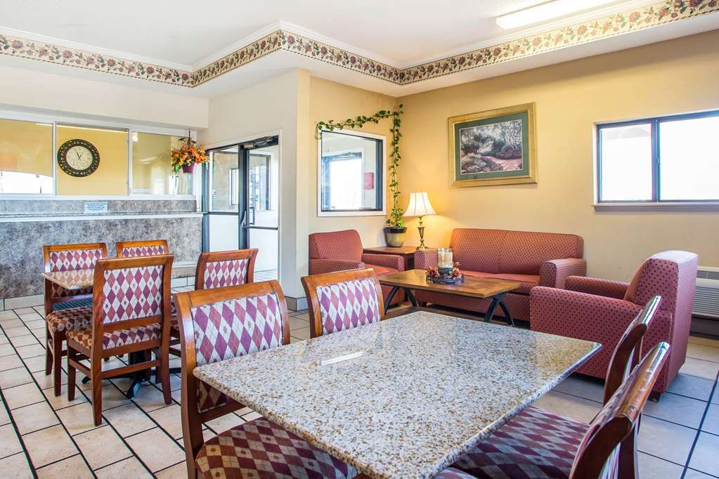 Red Lion Inn & Suites Caseyville Интерьер фото