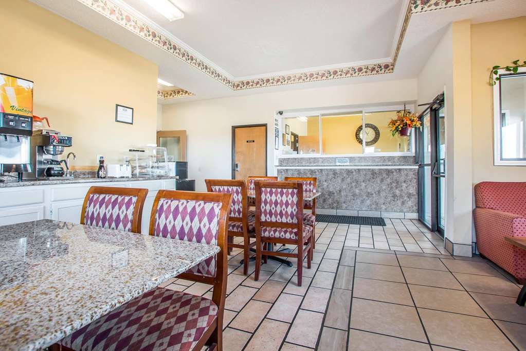 Red Lion Inn & Suites Caseyville Интерьер фото